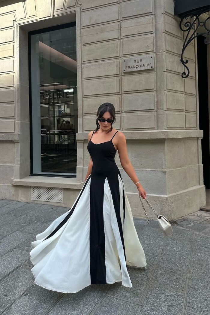 Women's elegant black & white party dress, formal maxi evening gown with sweetheart neckline for galas.