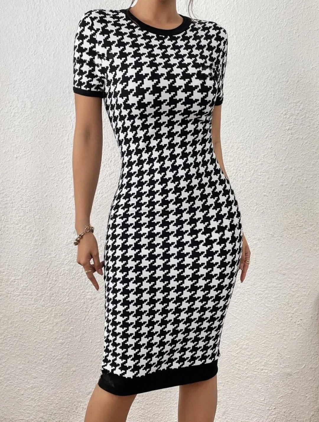 Women's classic houndstooth knit midi bodycon dress. Ideal for parties or elegant winter fashion.
