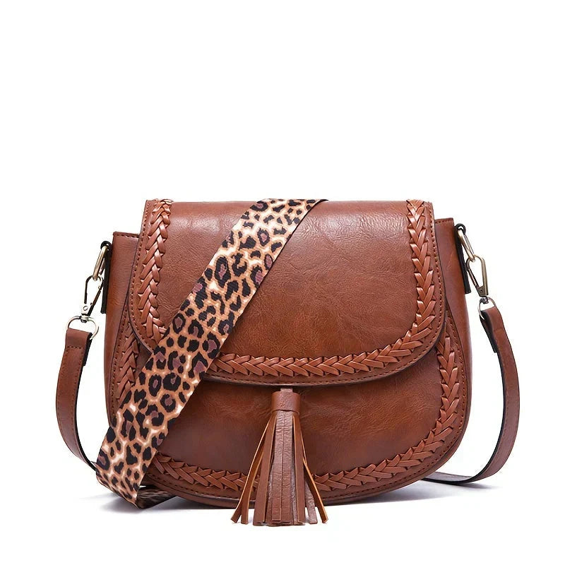 Fashionable white women's crossbody bag with elegant tassel detail. A stylish daily shoulder bag for modern women.