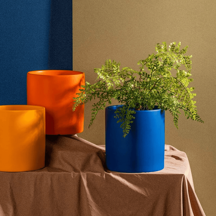 Sleek ceramic flowerpot with saucer, perfect for contemporary indoor greenery.
