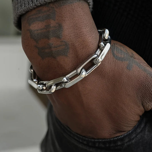 Elegant chainlink bracelet featuring a secure toggle clasp. Perfect for everyday wear.