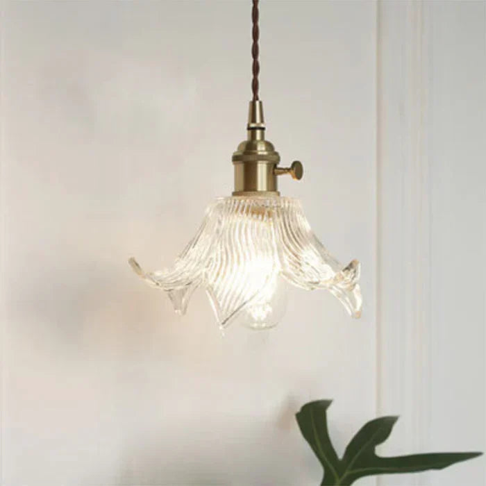 Elegant clear glass pendant lamp for modern dining rooms.