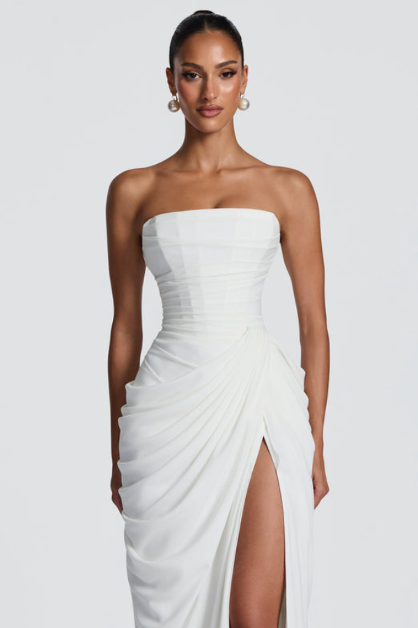 Chic women's flowing maxi dress, elegant and long, suitable for formal parties and events.