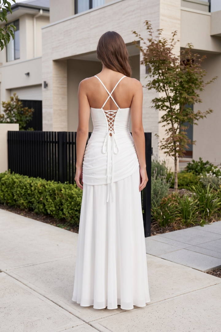 Elegant women's flowing maxi dress, a long and stylish option for summer and events.