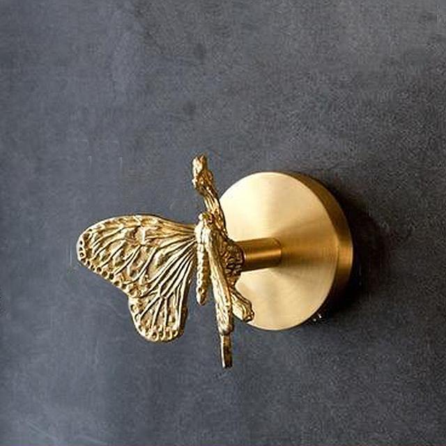 Graceful gold animal wall hook, combining elegance with practical home decor.