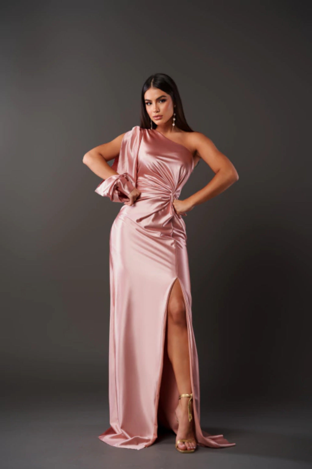 Luxurious women's one-shoulder satin maxi formalwear, a chic drape gown for parties.
