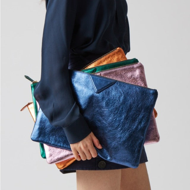 Stylish blue vegan leather tote bag for women, a chic fashion accessory with ample space.