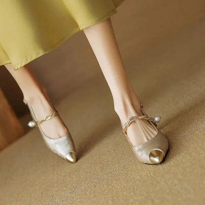 Women's Savana low heel kitten heels, elegant dress shoes with a sophisticated pointed toe silhouette.