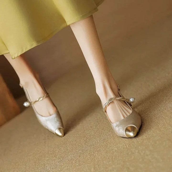Women's Savana low heel kitten heels, elegant dress shoes with a sophisticated pointed toe silhouette.