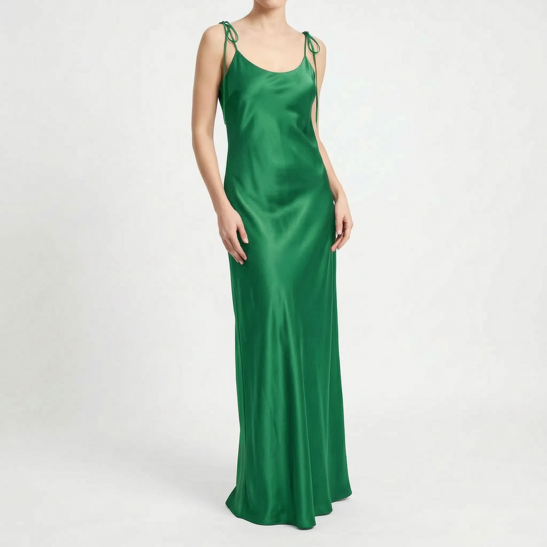Chic women's backless evening dress, a flowy floor-length gown for cocktail parties & formal events.