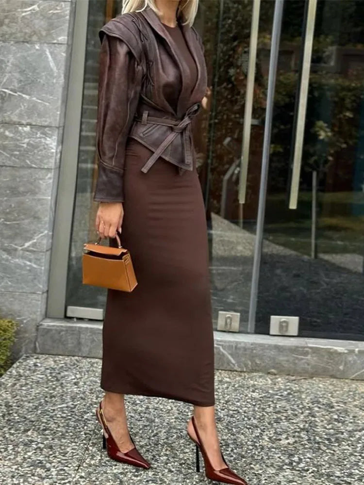 Versatile women's belted jacket, suitable for various occasions. Stylish outerwear for a polished appearance.