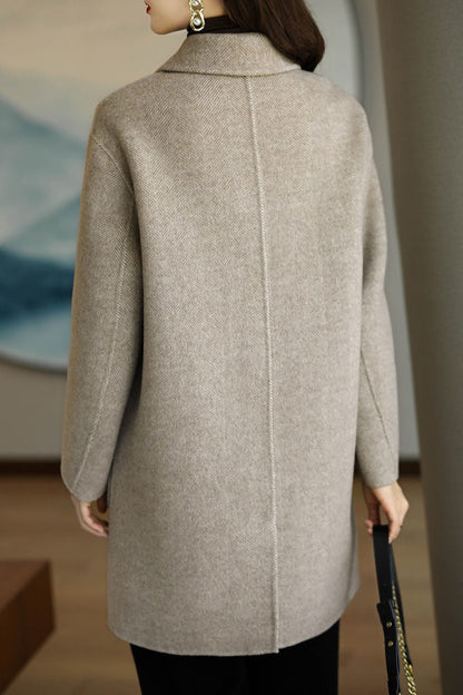 Structured double-breasted women's coat, an elegant and versatile long jacket perfect for autumn and winter fashion.