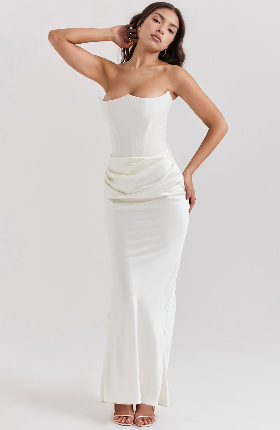 Beautiful formal strapless dress for women, ideal for prom or galas.