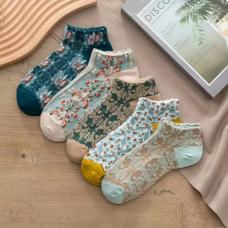 Women's elegant embroidered ankle socks. Breathable lace design ensures comfort and durability.