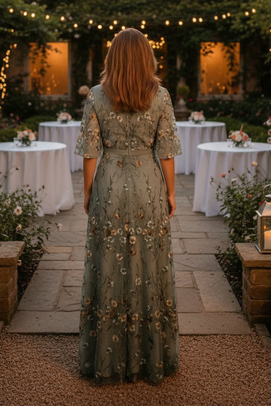 Stylish floral print maxi dress for women, ideal for elegant summer events or casual spring outings. Beautiful and long.