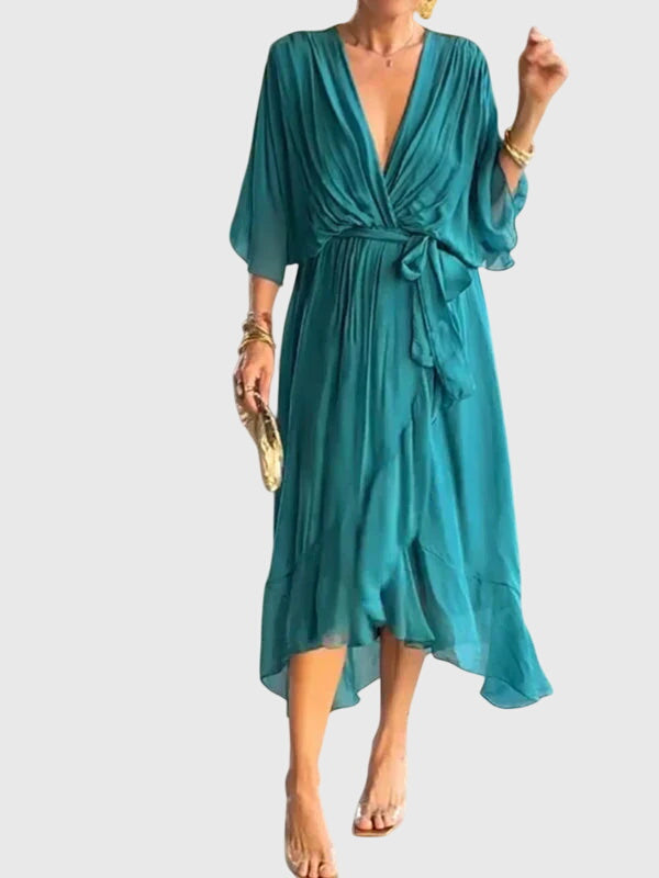 Formal ladies' elegant maxi dress with a flowing silhouette, ideal for evening wear.