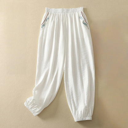 Elegant women's flowy pants, perfect for effortless comfort. Relaxed fit trousers, chic for everyday wear.