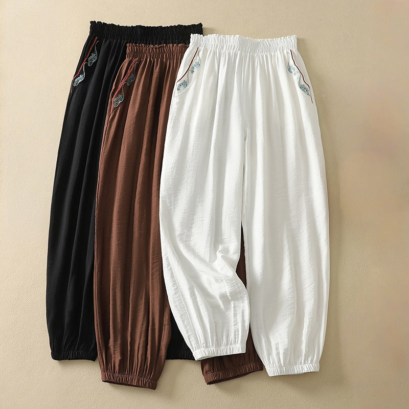 Stylish women's elegant flowy pants offering ultimate comfort. Relaxed fit trousers for modern everyday fashion.