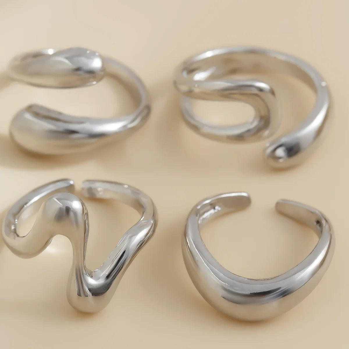 Elegant silver fluid sculptural ring set for women, a contemporary fashion accessory.