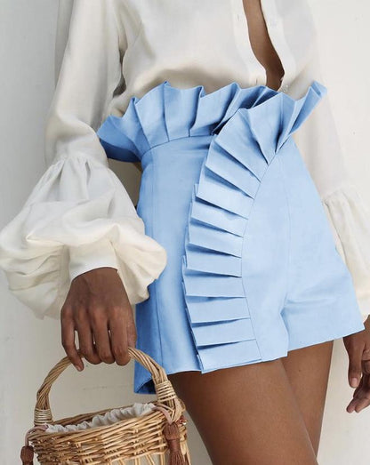 Women's fashionable ruffle high-waist shorts, ideal for a comfortable and elegant summer look.