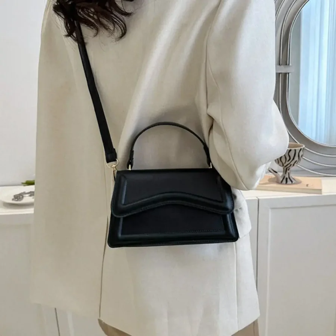 Chic women's leather shoulder bag, ideal for daily essentials. Elegant and practical, a versatile fashion accessory.