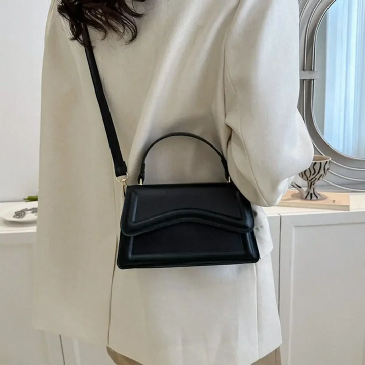 Chic women's leather shoulder bag, ideal for daily essentials. Elegant and practical, a versatile fashion accessory.