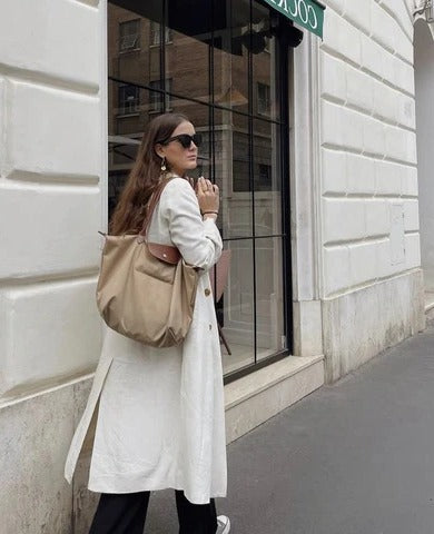Modern elegant women's luxury handle bag. Stylish top carry purse, perfect for a refined fashion statement.