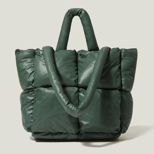 Elegant women's luxury shoulder bag made of nylon, perfect for everyday use. Versatile handbag.