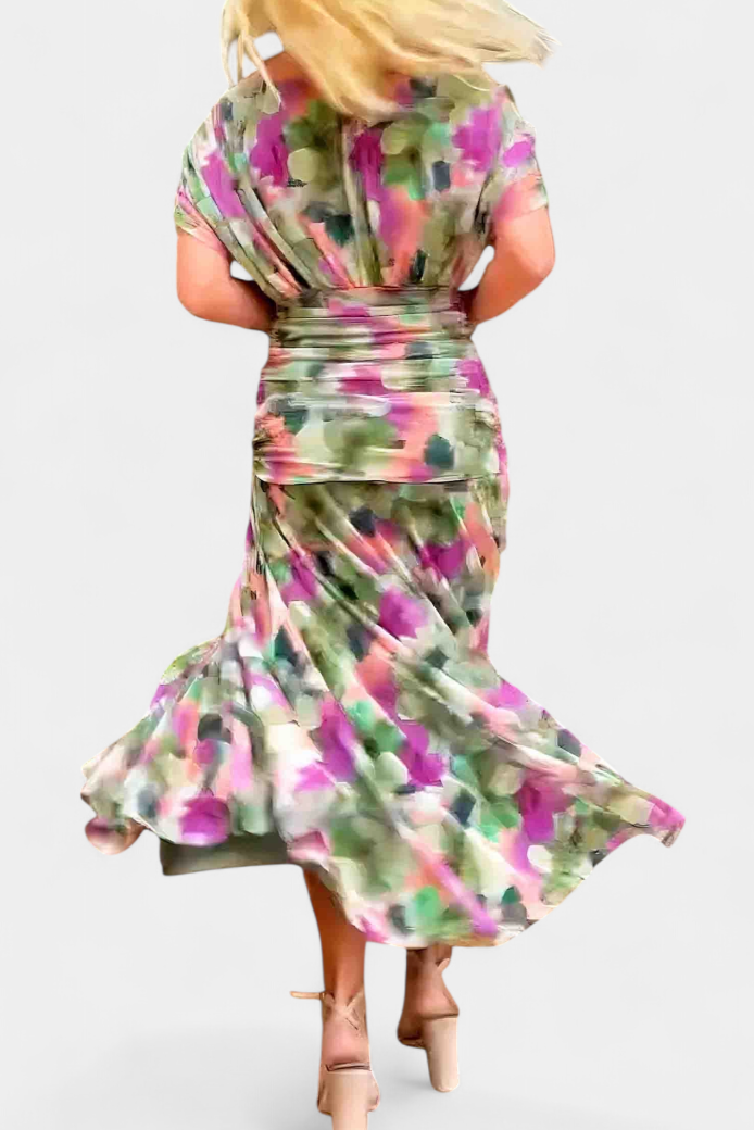 Long elegant dress for women, with a pleated waist and v-neck, suitable for formal events.