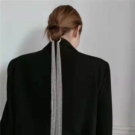 Elegant women's metal hair clip with cascading tassels. Stylish fashion accessory for chic hairstyles.
