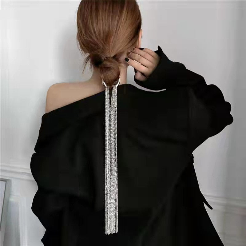 Chic metal tassel hair clip for women. A stylish and elegant hair accessory to elevate any look.