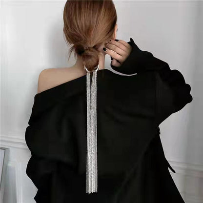 Chic metal tassel hair clip for women. A stylish and elegant hair accessory to elevate any look.
