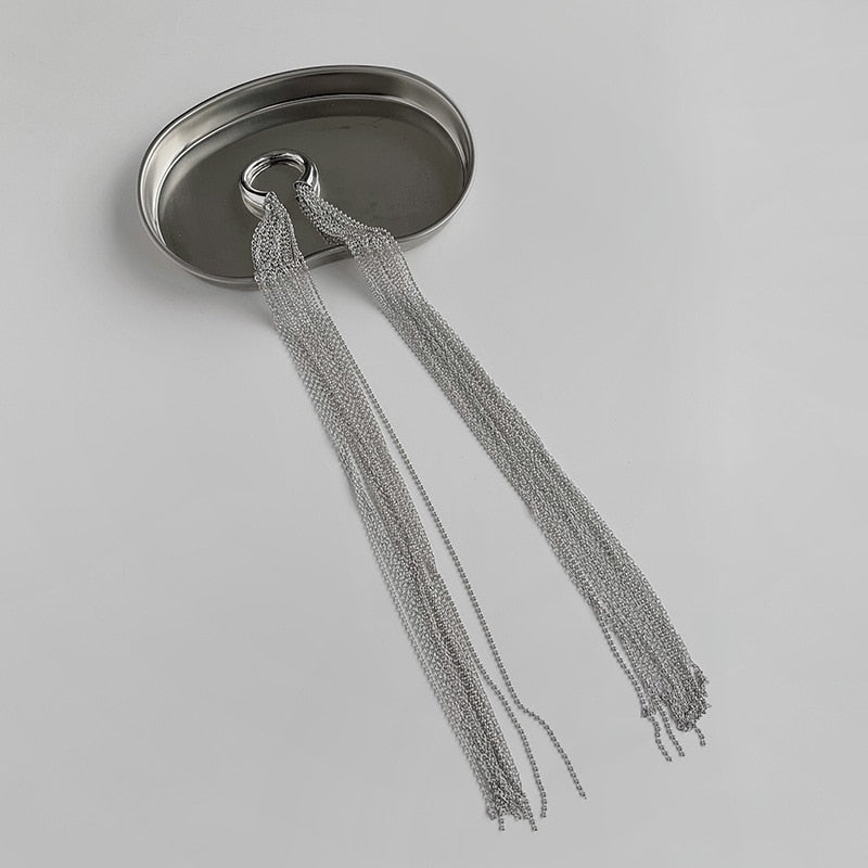 Elegant metal hair clip for women, adorned with stylish tassels. A chic and fashionable hair accessory.