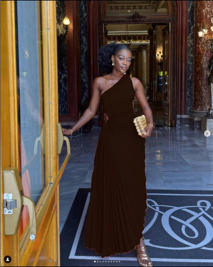 Chic women's one-shoulder pleated party dress, a stunning & elegant choice for special occasion evenings.