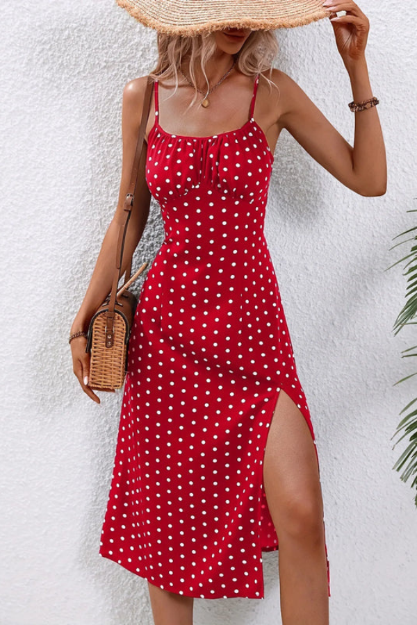 Sophisticated women's halter neck midi dress, featuring graceful pleats and a flowy silhouette.