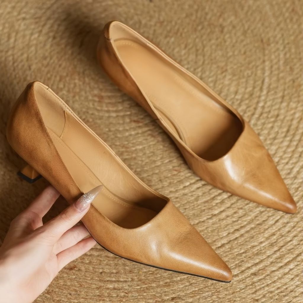 Elegant women's pointed-toe pumps with a thin heel, perfect for formal occasions or sophisticated office wear.