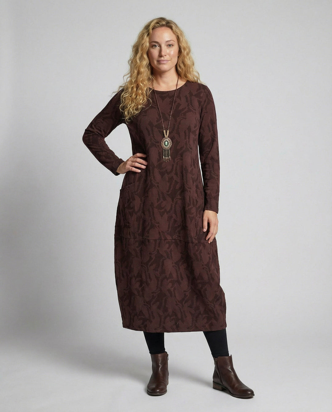 Elegant women's printed long-sleeve midi dress, perfect for stylish fall and winter fashion. Comfortable & versatile.