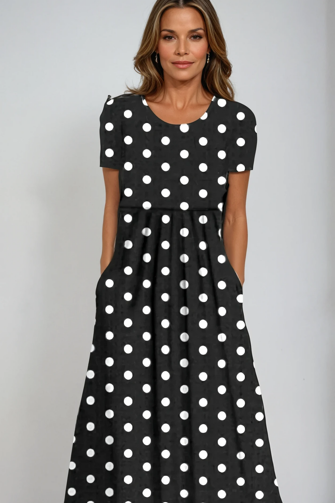 Elegant women's printed maxi dress, full-length, perfect for formal occasions & evening wear. Flowy fabric in a graceful pattern.
