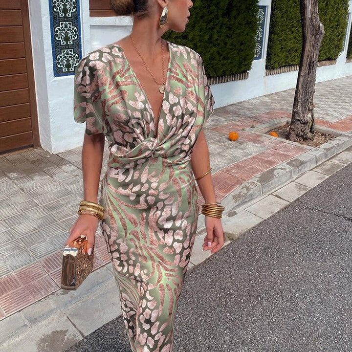 Sophisticated women's printed maxi dress, ideal as a wedding guest or cocktail dress, elegant evening wear.
