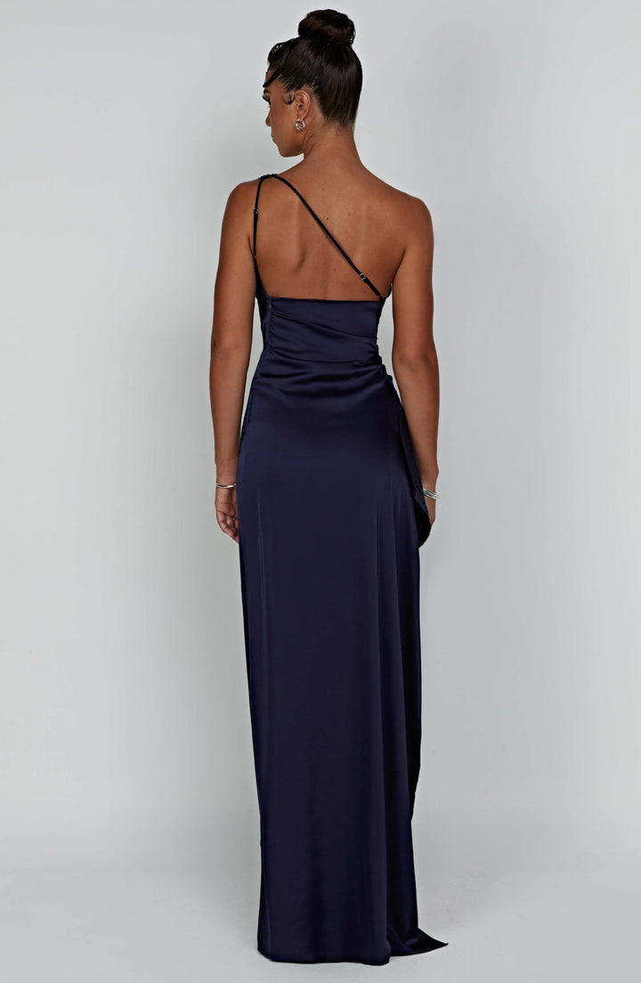 Women's elegant one-shoulder ruched maxi gown, ideal for prom, formal dances, or sophisticated wedding guests.