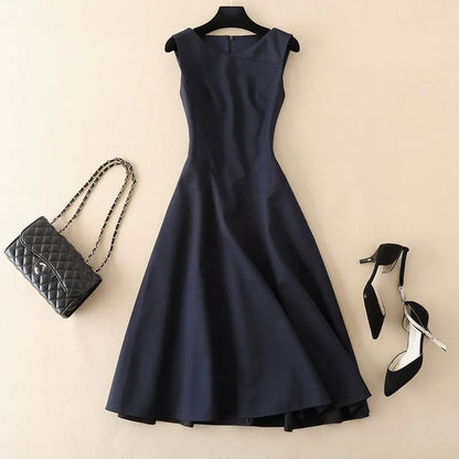Elegant women's sleeveless tailored dress, perfect for formal or chic casual occasions. Modern and versatile design.