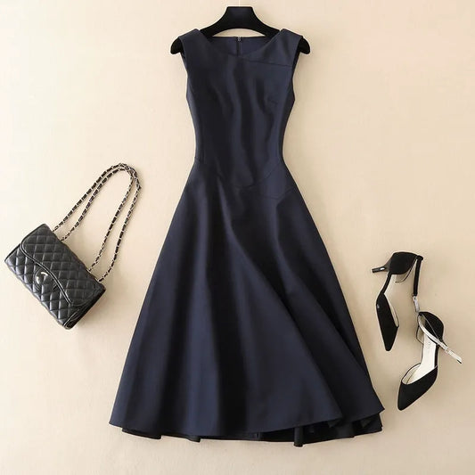 Elegant women's sleeveless tailored dress, perfect for formal or chic casual occasions. Modern and versatile design.