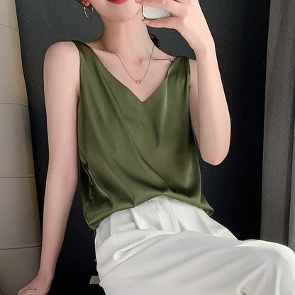 Comfortable women's elegant tank top, made from smooth silk, perfect for versatile daily wear.
