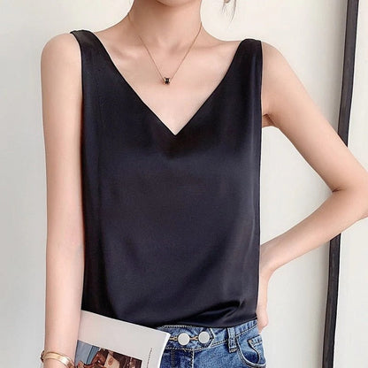 Women's smooth tank top in soft silk, a comfortable and elegant sleeveless design for summer.