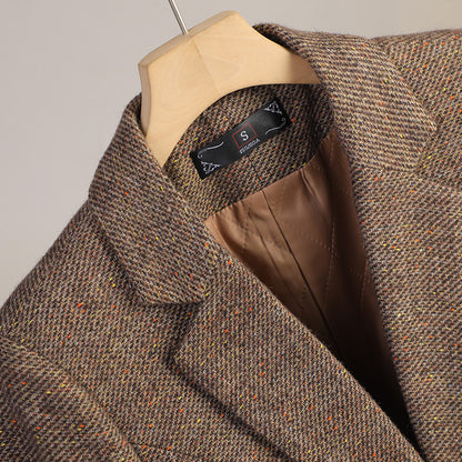 Chic women's tweed blazer with subtle speckled pattern. Versatile single-button jacket for smart casual outfits.