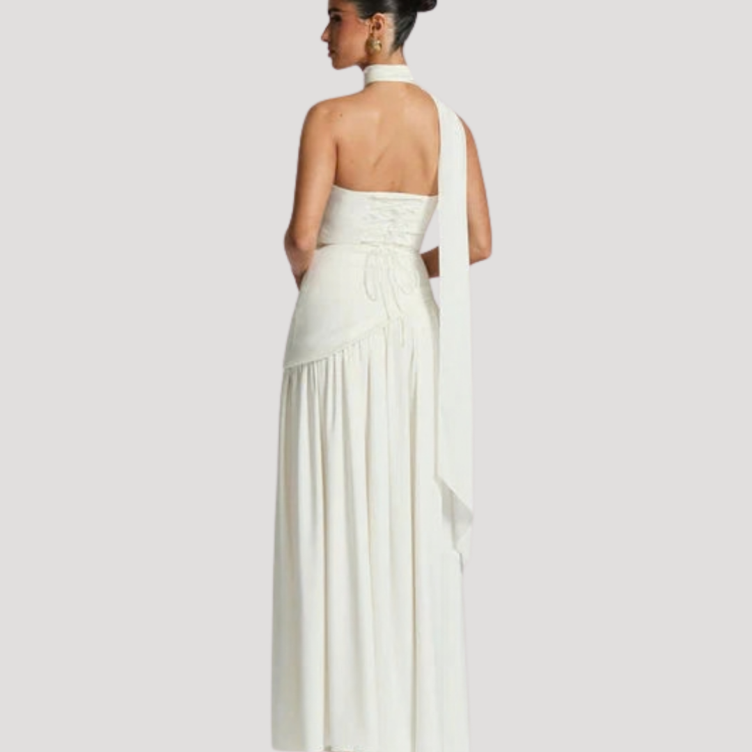Elegant women's pleated strapless maxi dress, ideal for any formal evening.