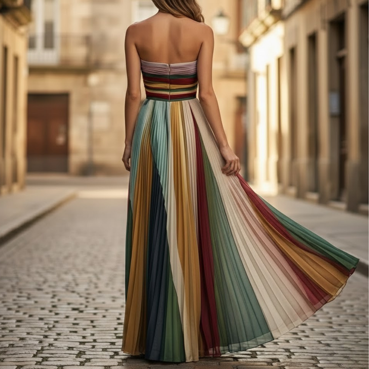 Flowy women's strapless summer dress with chic pleats, ideal for a comfortable yet stylish look.