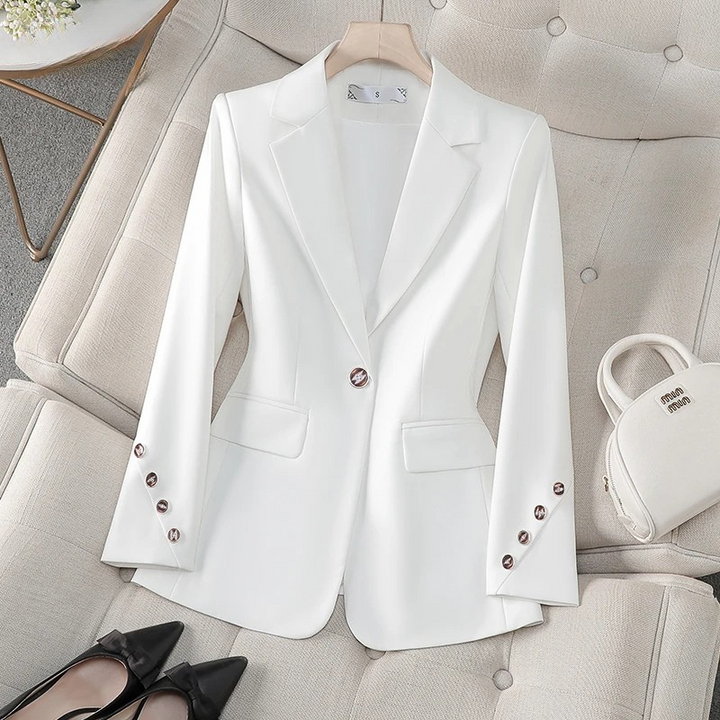 Elegant women's tailored blazer for professional sophistication. Ideal workwear & office fashion.