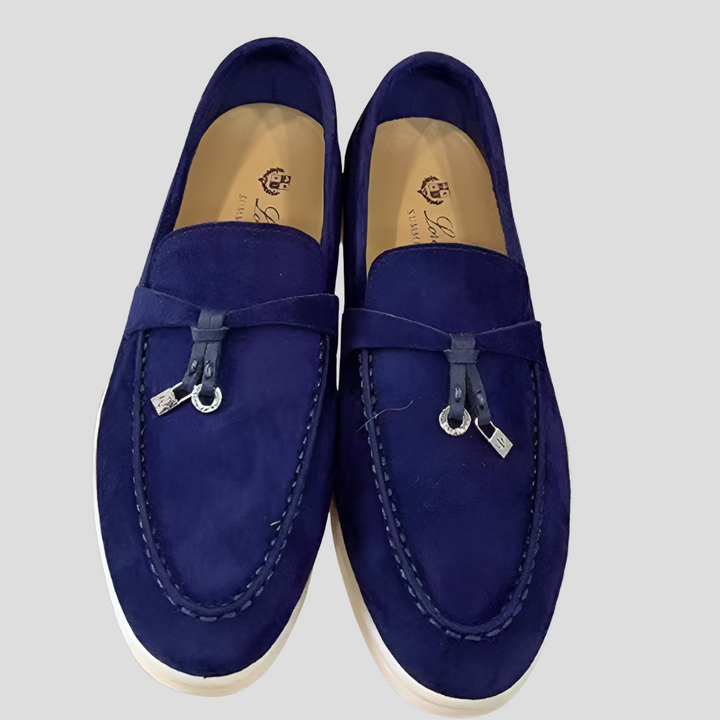 Comfortable women's slip-on loafers with elegant tassels, perfect for a refined everyday look.