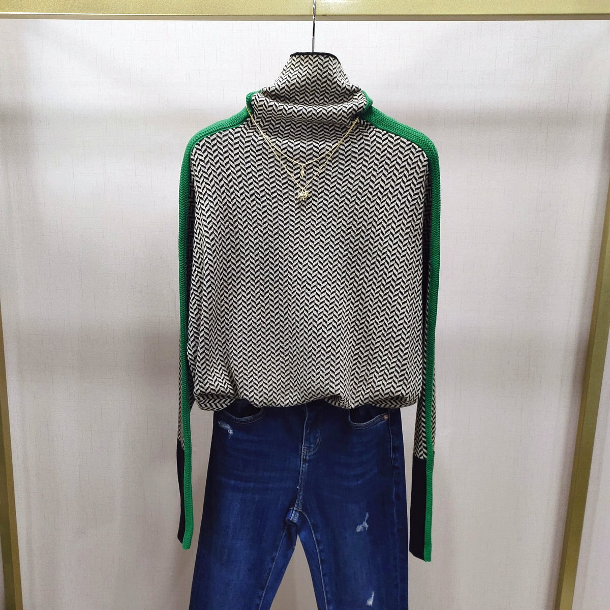 Women's elegant turtleneck sweater, cozy knitwear for comfortable and versatile fall/winter fashion trends.